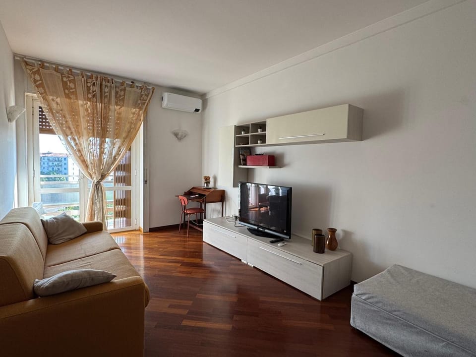 Communal lounge/ TV room, Bed, Day, TV and multimedia, Living room, Lounge or bar, Photo of the whole room, Seating area
