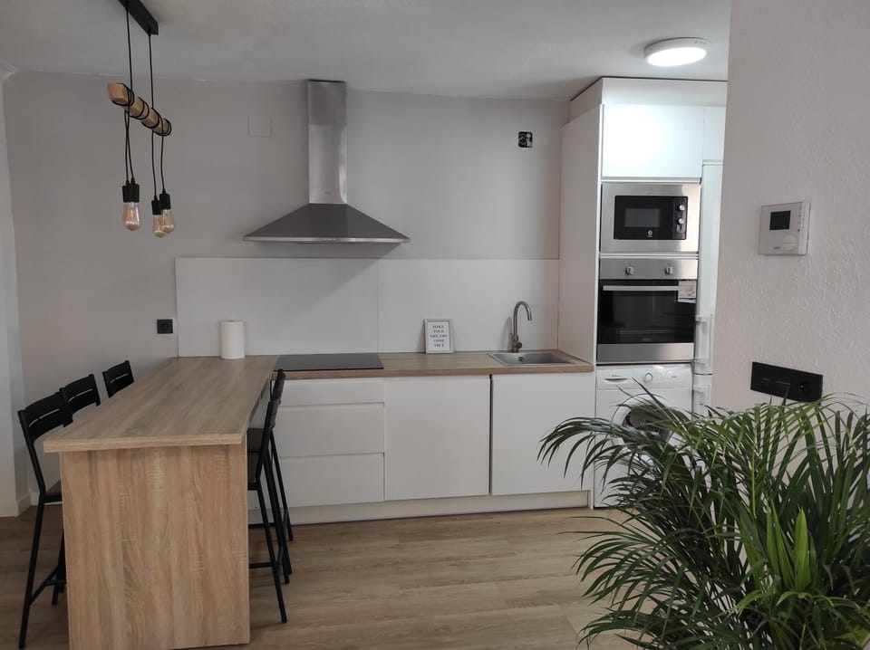 Kitchen or kitchenette, Dining area, dishwasher, minibar, pet friendly