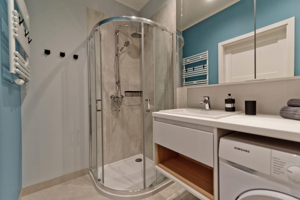 Shower, Bathroom, towels, washing machine