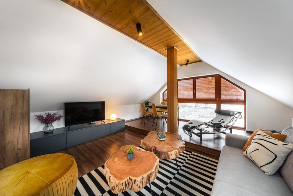 Communal lounge/ TV room, TV and multimedia, Living room, Seating area, Evening entertainment