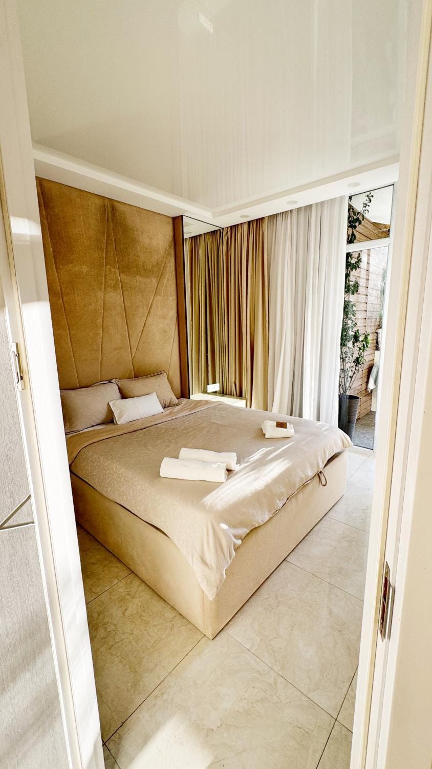 Bed, Photo of the whole room, Bedroom, towels