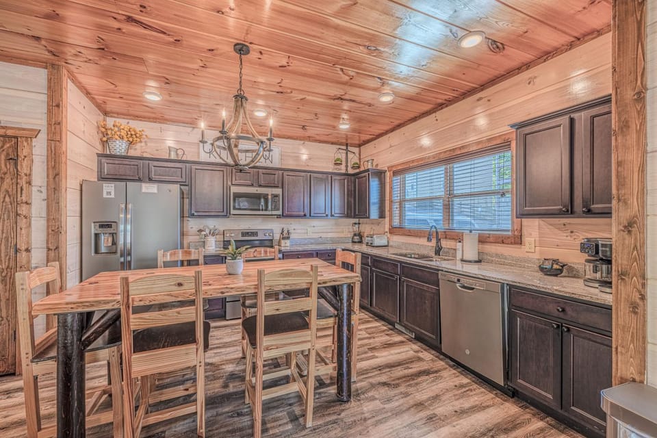 Coffee/tea facilities, Kitchen or kitchenette, Dining area, dishwasher, microwave, stove