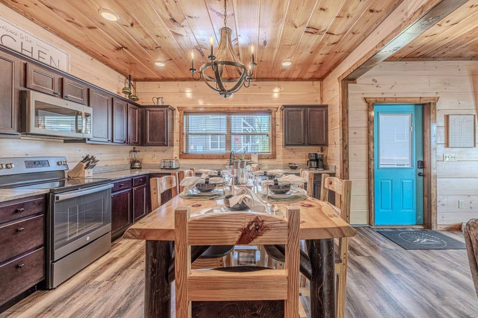 Kitchen or kitchenette, Dining area