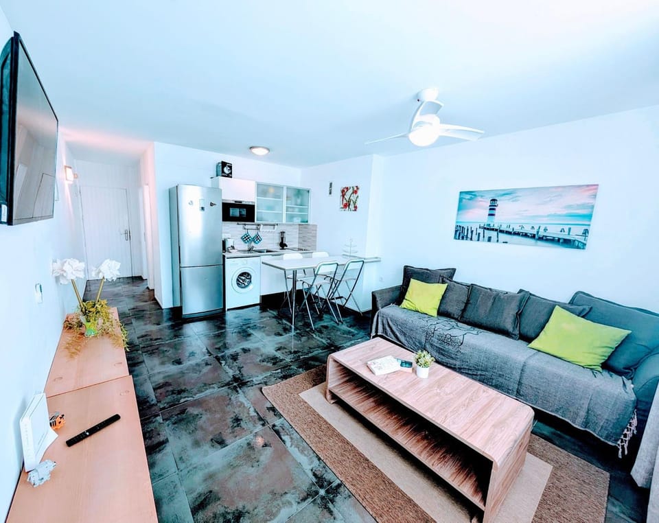 Communal lounge/ TV room, TV and multimedia, Kitchen or kitchenette, Seating area, Dining area, internet
