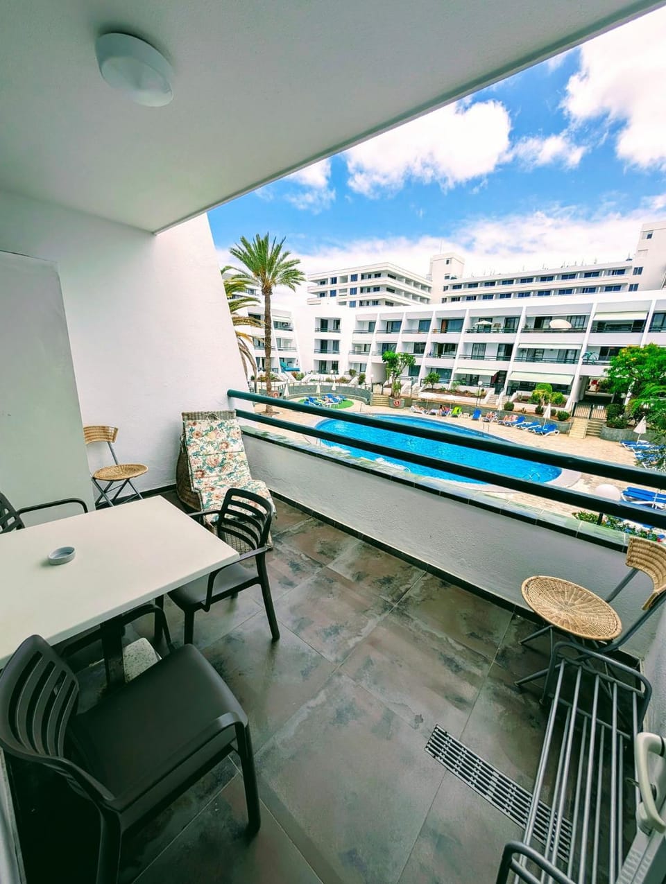 Dining area, Pool view, Swimming pool