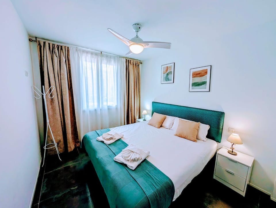 Bed, Photo of the whole room, Decorative detail, Garden view, safe, towels