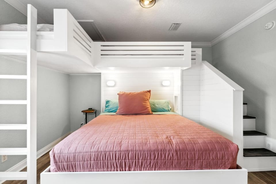 Bedroom, bunk bed