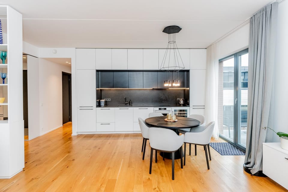 Kitchen or kitchenette, Dining area