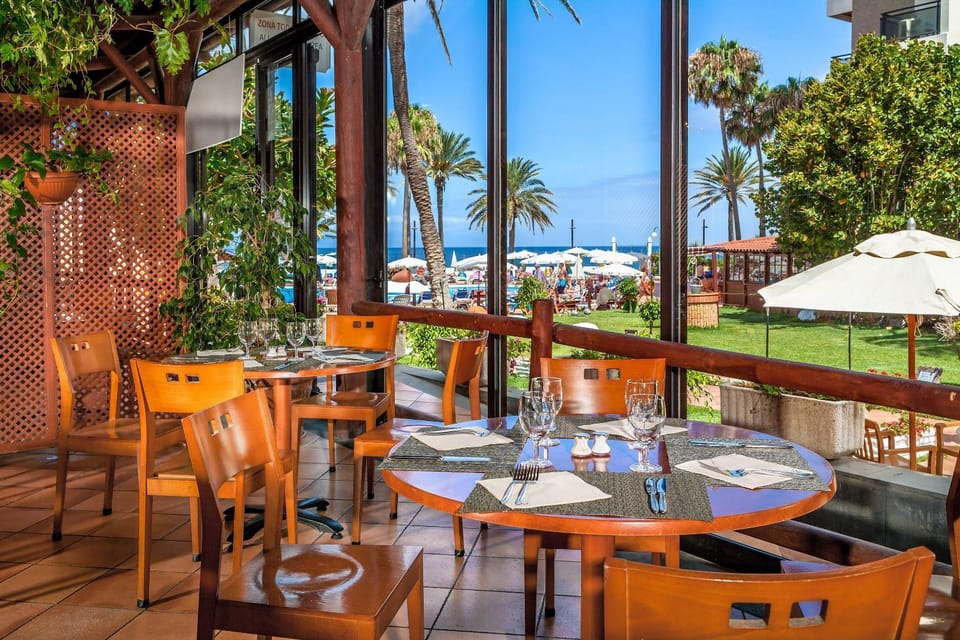 Restaurant/places to eat, Garden, View (from property/room), Dining area, Beach, Sea view, Swimming pool