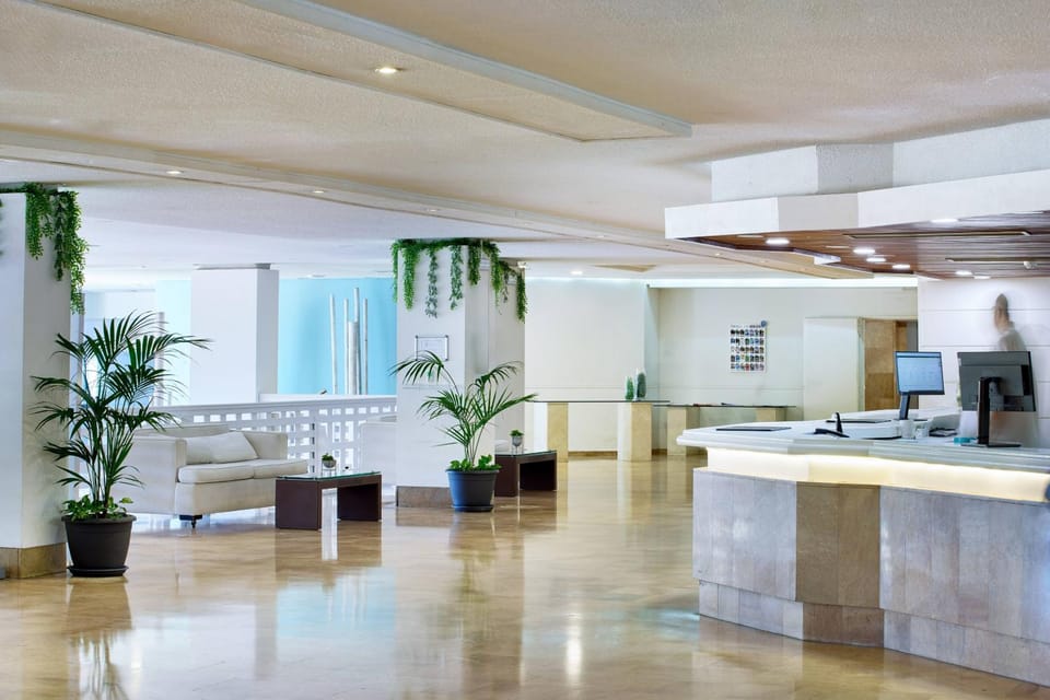 Facade/entrance, TV and multimedia, Lobby or reception