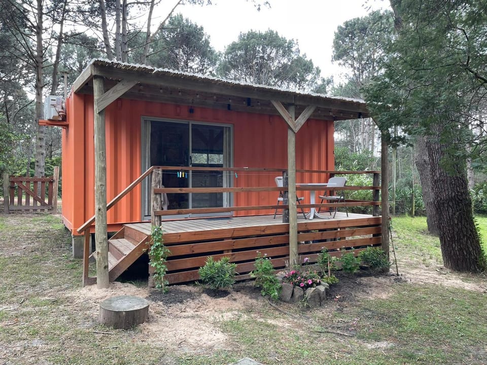 Helles, modernes Containerhaus House in Maldonado Department, Uruguay