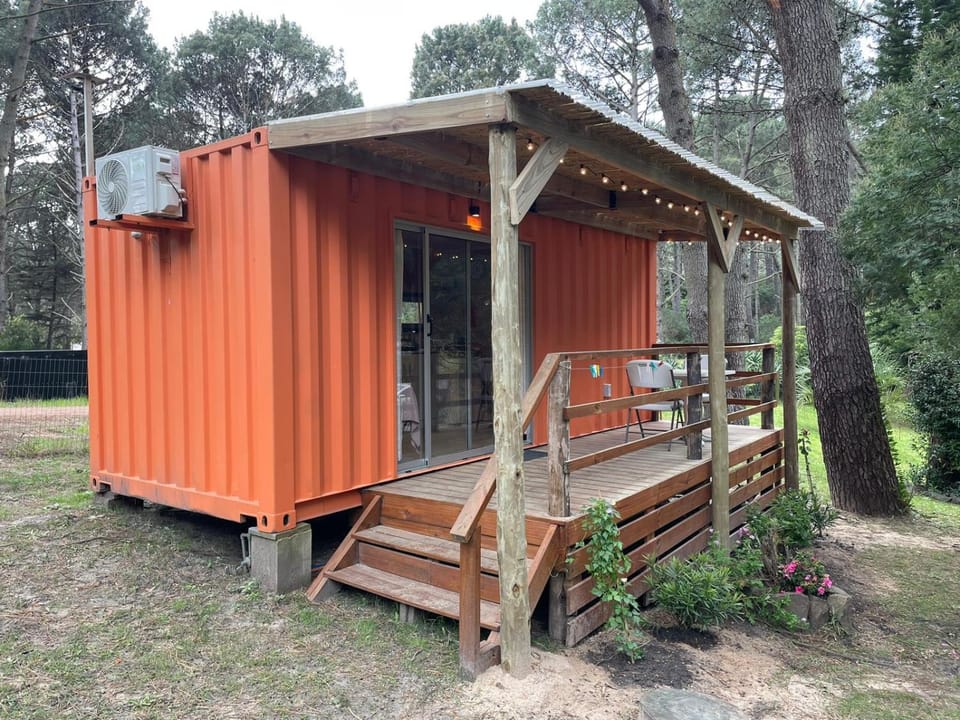 Helles, modernes Containerhaus House in Maldonado Department, Uruguay