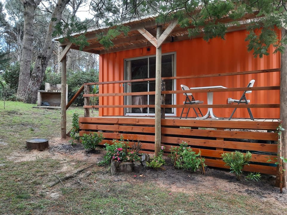 Helles, modernes Containerhaus House in Maldonado Department, Uruguay