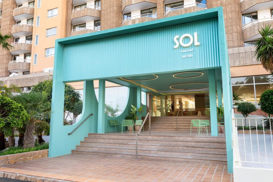 Facade/entrance, Balcony/Terrace, Lobby or reception