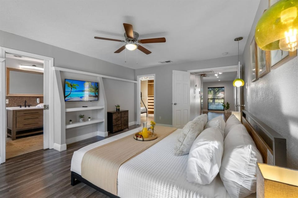 Carroll Cove Renovated Pool Home Sleeps 14 Carrollwood, Tampa House in Greater Carrollwood