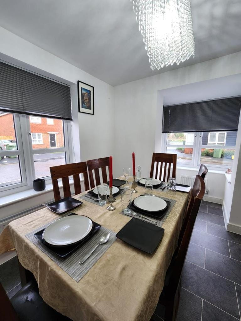 Spacious 3-bed Luxury Maidstone Kent Home - Wi-Fi & Parking Apartment in Maidstone