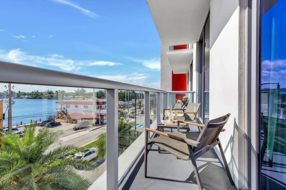 Front Bay View Terrace Amazing Pool Apartment in Hollywood Beach