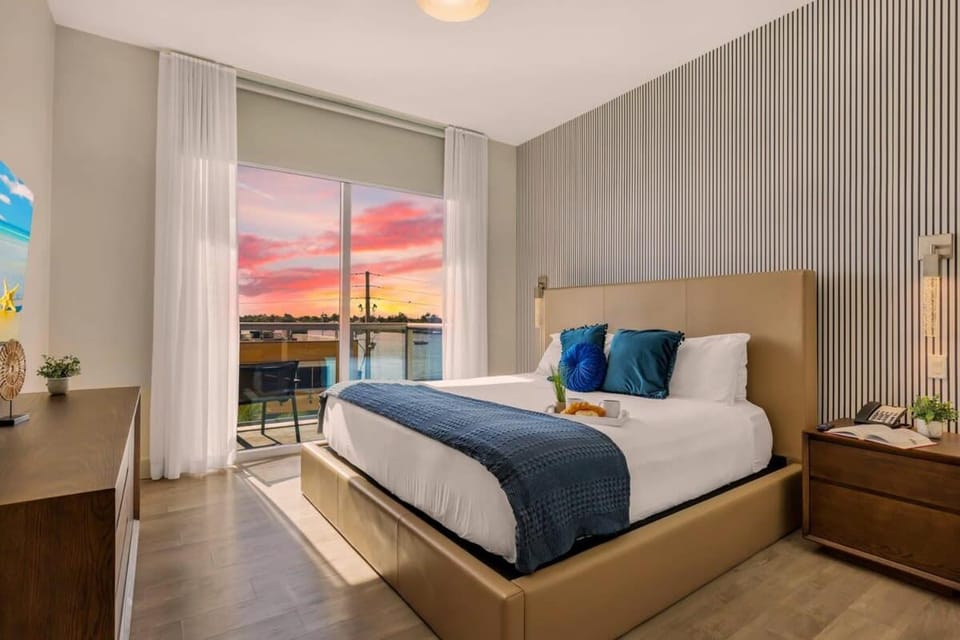 Front Bay View Terrace Amazing Pool Apartment in Hollywood Beach