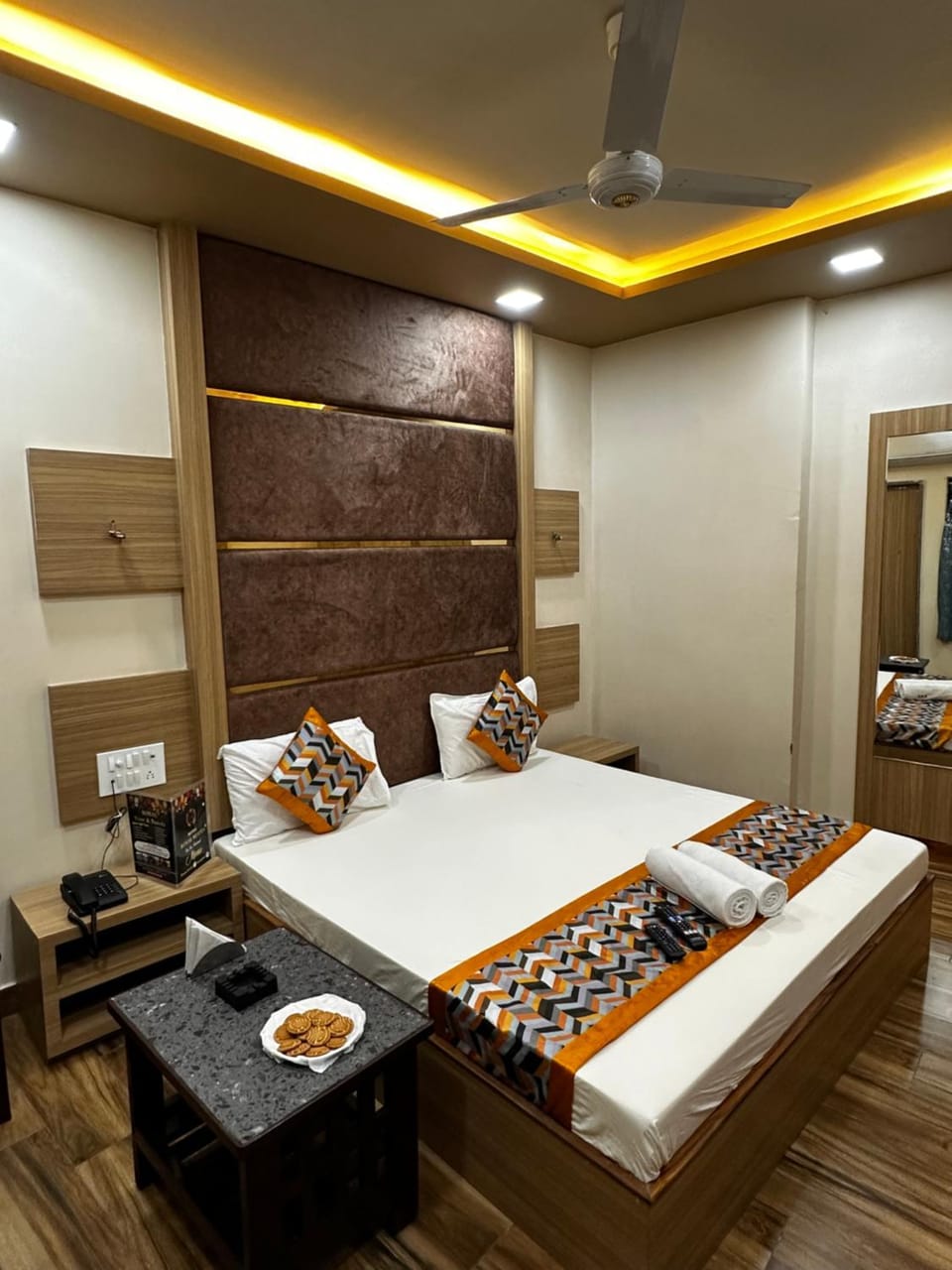 Bed, Food and drinks, Photo of the whole room, Bedroom