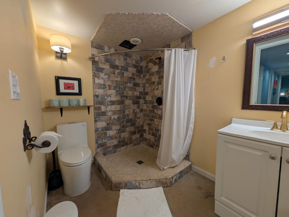 Denver Oasis 5BR Home with Hot Tub, Sleeps 16 Villa in Denver