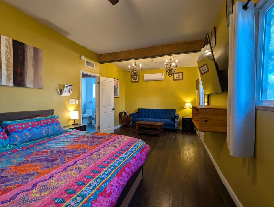 Denver Oasis 5BR Home with Hot Tub, Sleeps 16 Villa in Denver