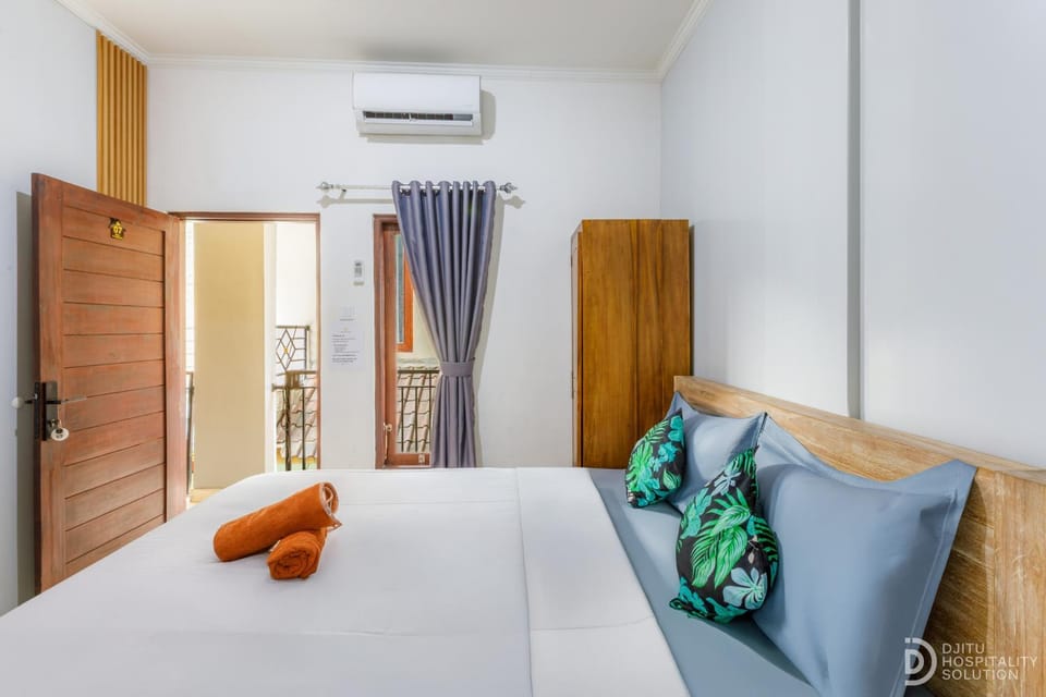 Bed, Bedroom, towels, air conditioner