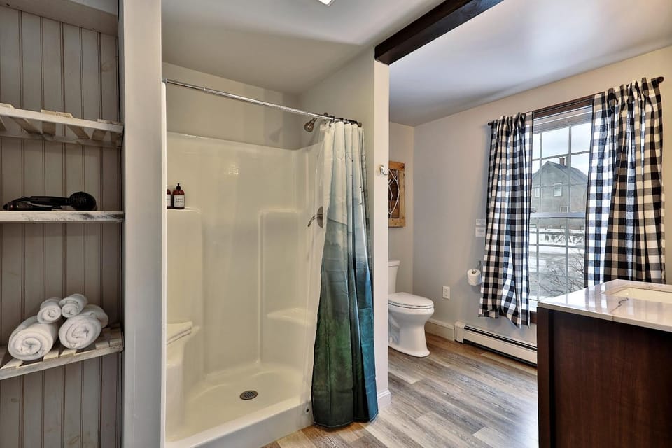 Shower, Toilet, towels