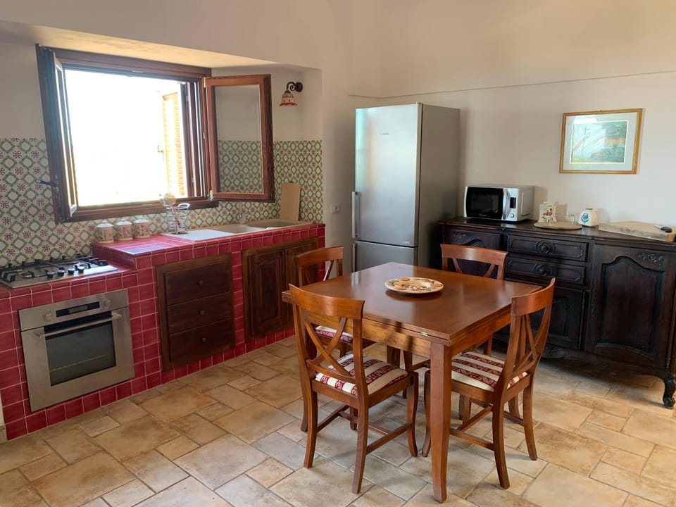 Kitchen or kitchenette, Dining area, minibar, pet friendly, stove
