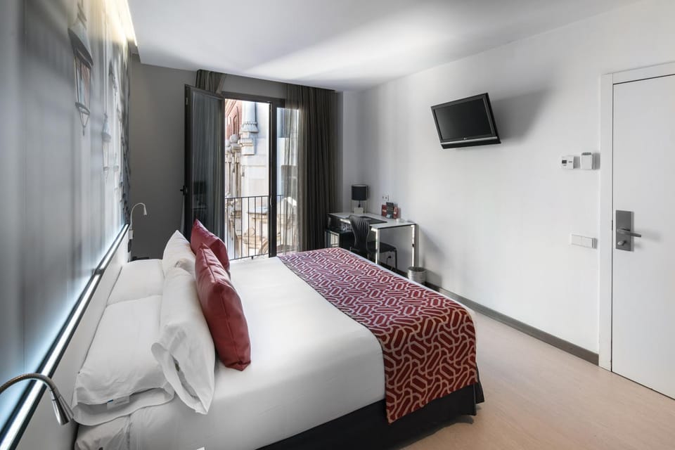 Bed, TV and multimedia, Photo of the whole room, Bedroom, towels
