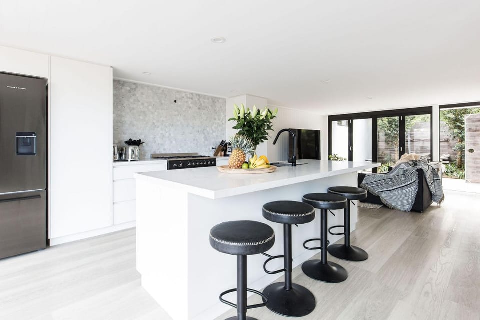 Kitchen or kitchenette, Seating area, Dining area
