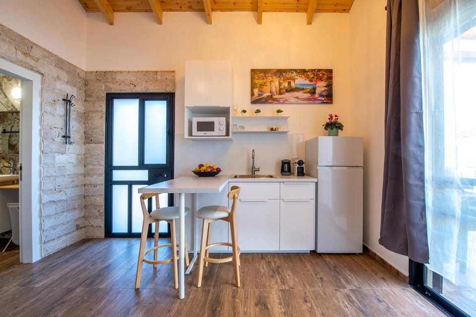 Coffee/tea facilities, Kitchen or kitchenette, Dining area, minibar, oven, toaster
