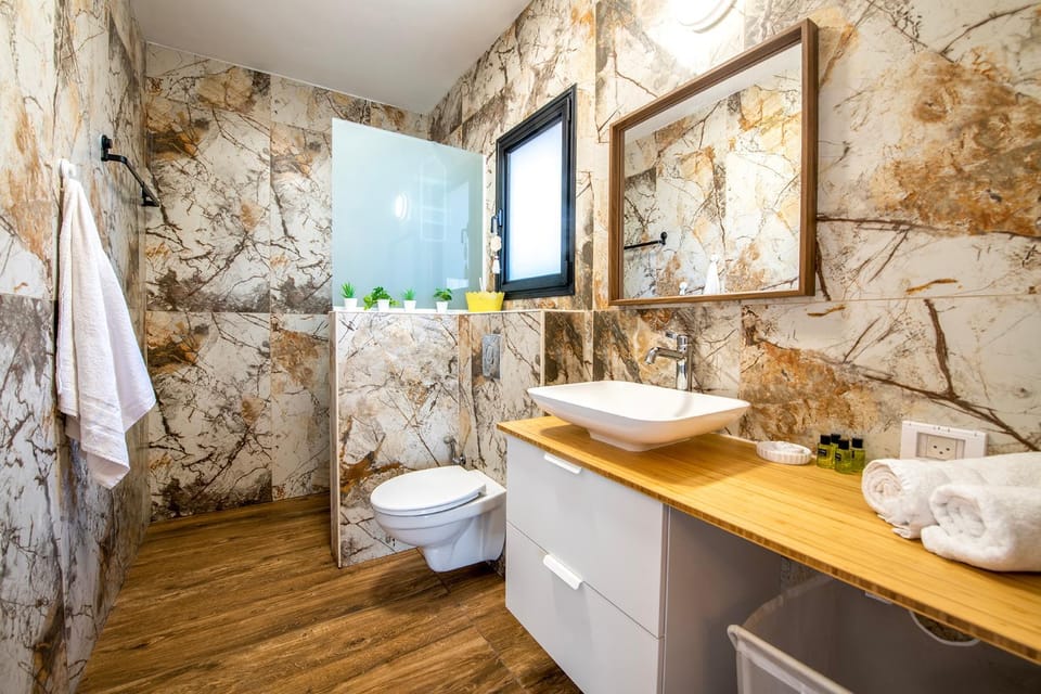 Shower, Toilet, Bathroom, Bath, towels
