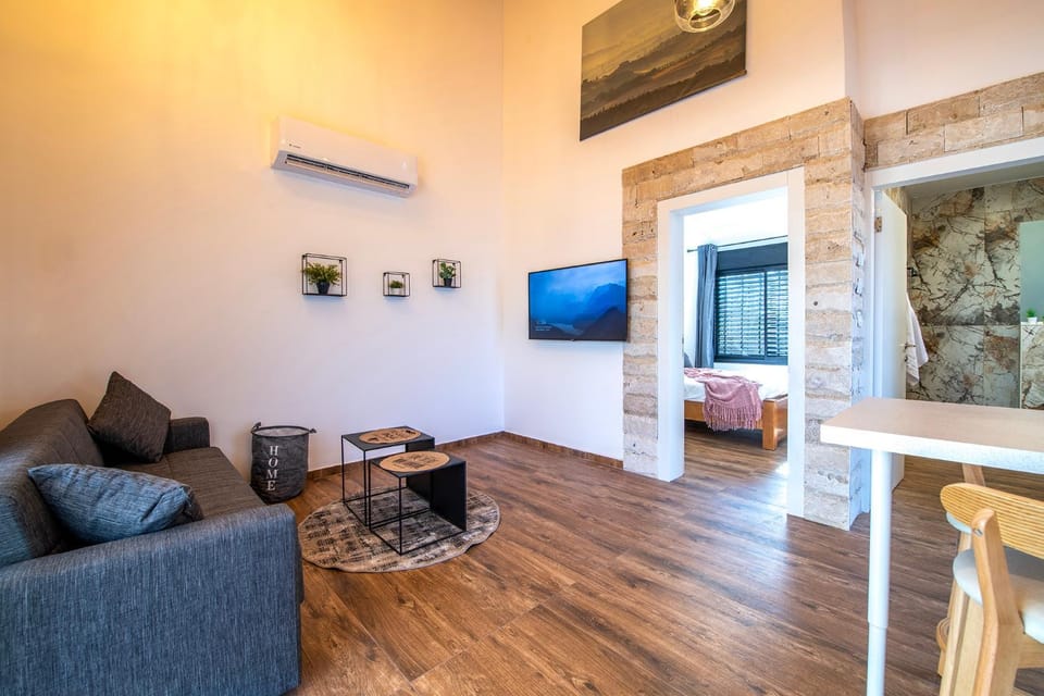 Communal lounge/ TV room, TV and multimedia, Living room, Seating area, Evening entertainment, air conditioner