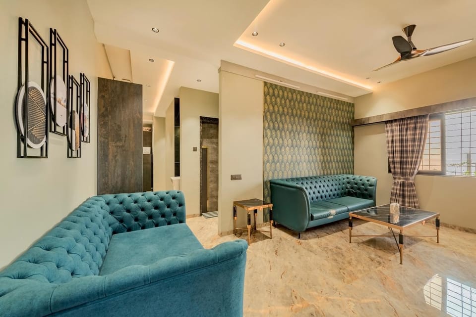 TV and multimedia, Living room, Seating area, fireplace, fireplace, air conditioner, air conditioner