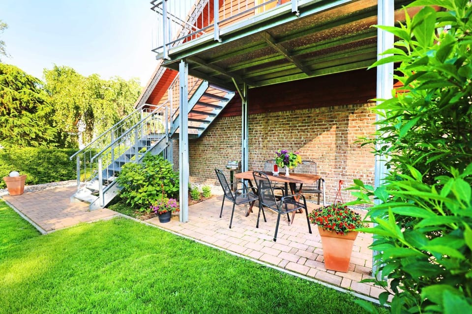 Property building, Patio, Garden, Balcony/Terrace