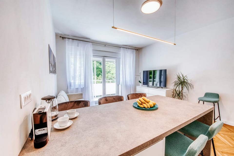 TV and multimedia, Living room, Food and drinks, Seating area, Dining area, Food, Lunch, Dinner, Drinks
