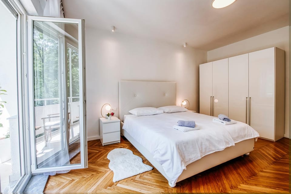 Bed, Bedroom, towels, wardrobe