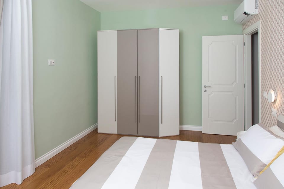 Bed, Photo of the whole room, Bedroom, internet, wardrobe