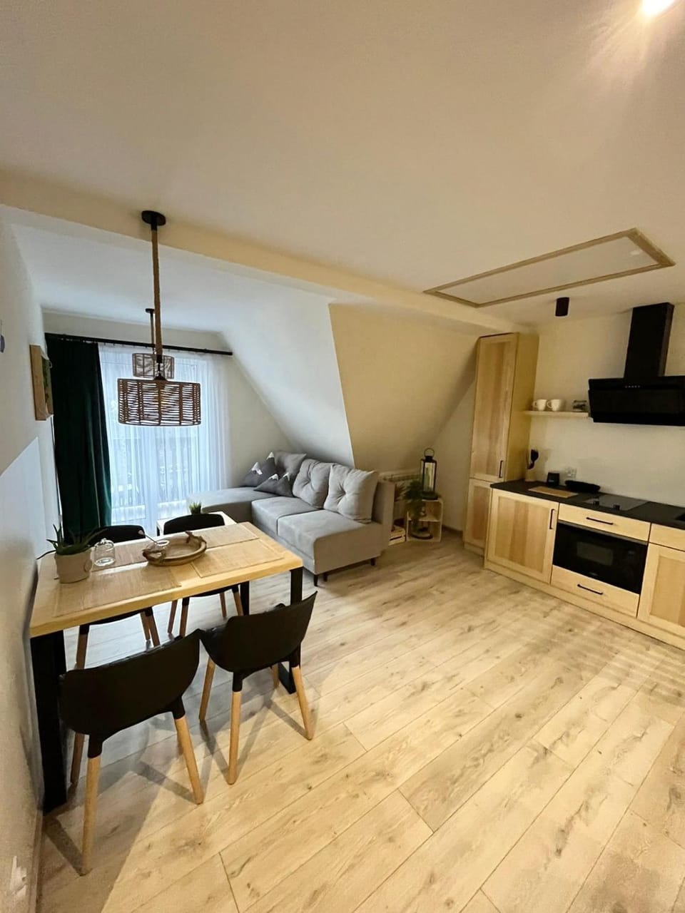 TV and multimedia, Kitchen or kitchenette, Living room, Seating area, Dining area