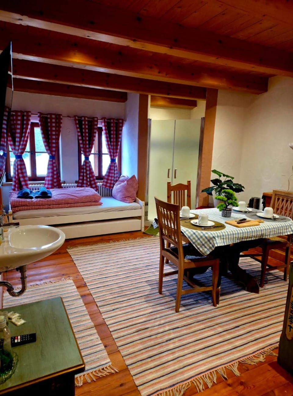 Bed, Photo of the whole room, Dining area