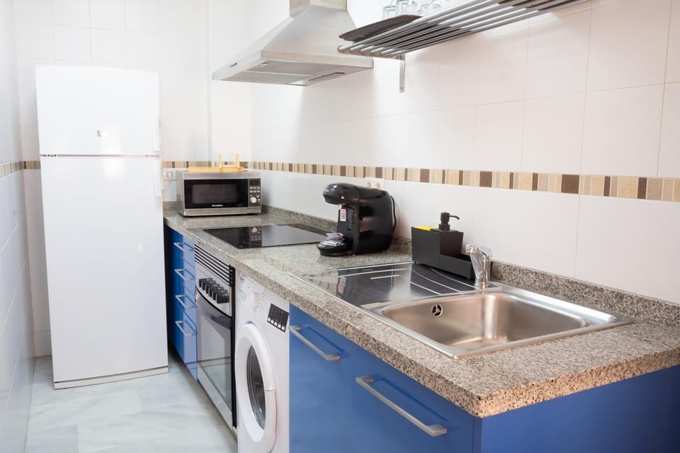 Coffee/tea facilities, Kitchen or kitchenette, stove