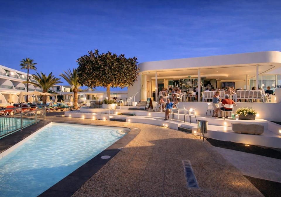 Restaurant/places to eat, Night, Winter, Summer, Lounge or bar, Autumn, Area and facilities