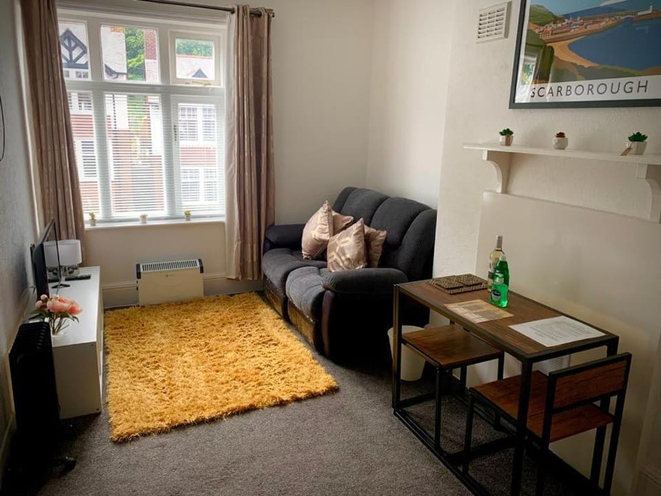 3 Studio Avenue House Apartment in Scarborough