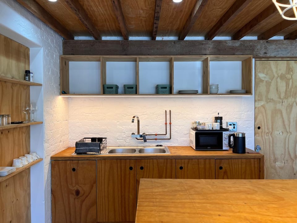 Coffee/tea facilities, Kitchen or kitchenette, minibar, stove
