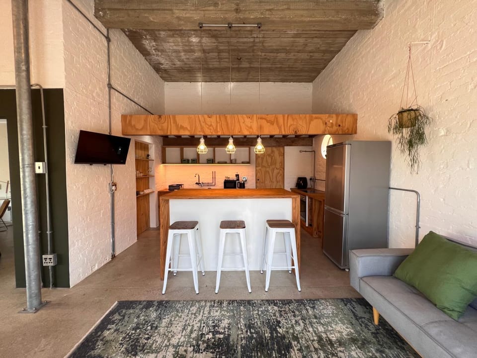 TV and multimedia, Kitchen or kitchenette, Living room, Seating area