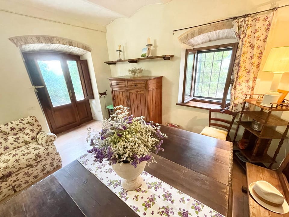 Umbrian Paradise contains 5 Bedrooms with Private Pool and Stunning Views Villa in Umbria