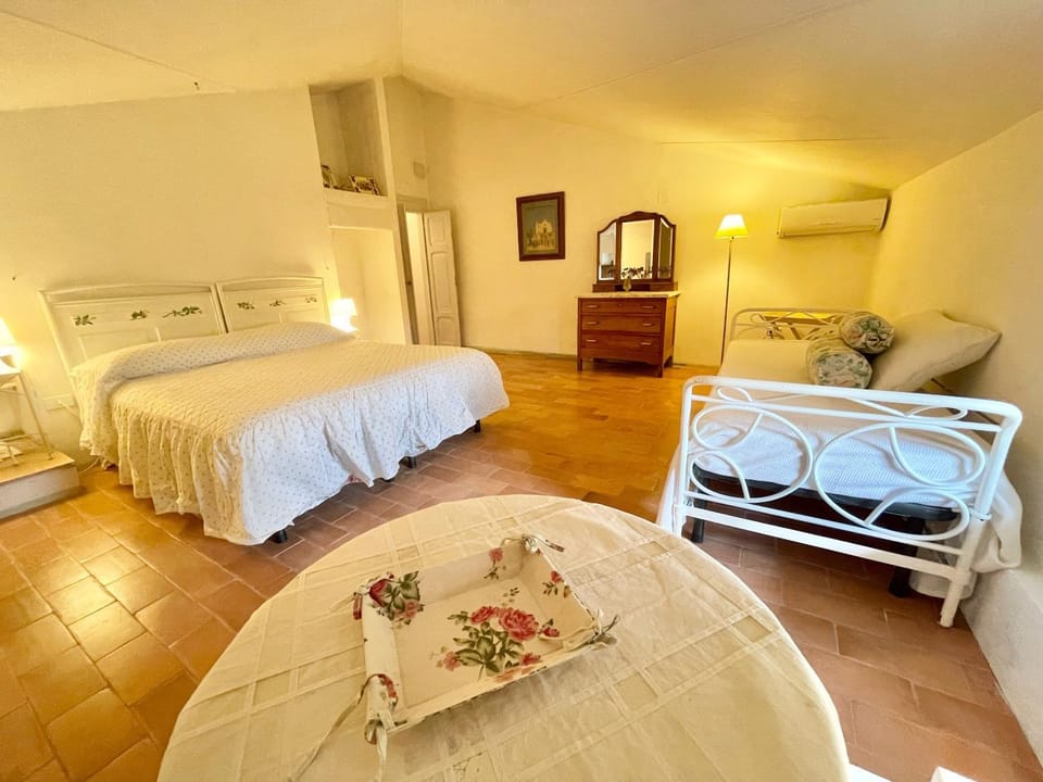 Umbrian Paradise contains 5 Bedrooms with Private Pool and Stunning Views Villa in Umbria