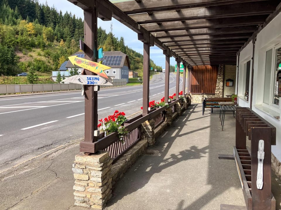 Property building, Balcony/Terrace, Street view, Parking
