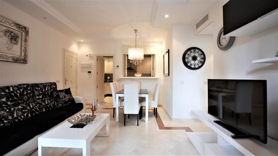 R15 Beach side 3 bedroom flat Apartment in Marbella