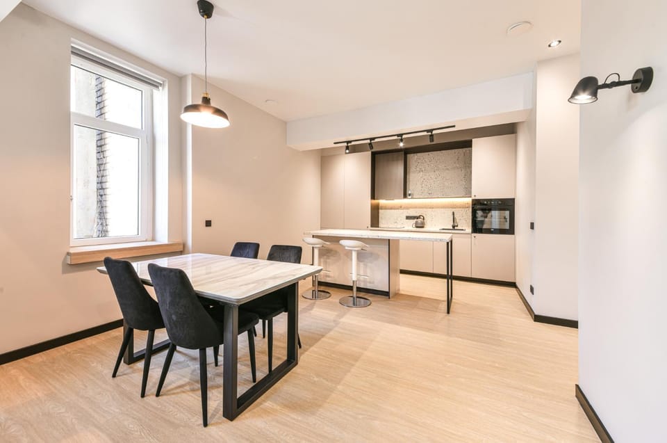 Kitchen or kitchenette, Dining area